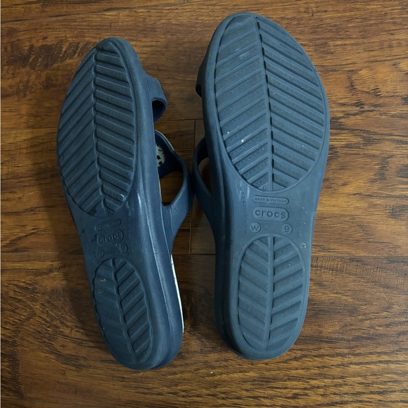 CROCS Sanrah Silver Circle Medallion Ring Sandals Navy Blue and Stucco Size 9 - Picture 5 of 7